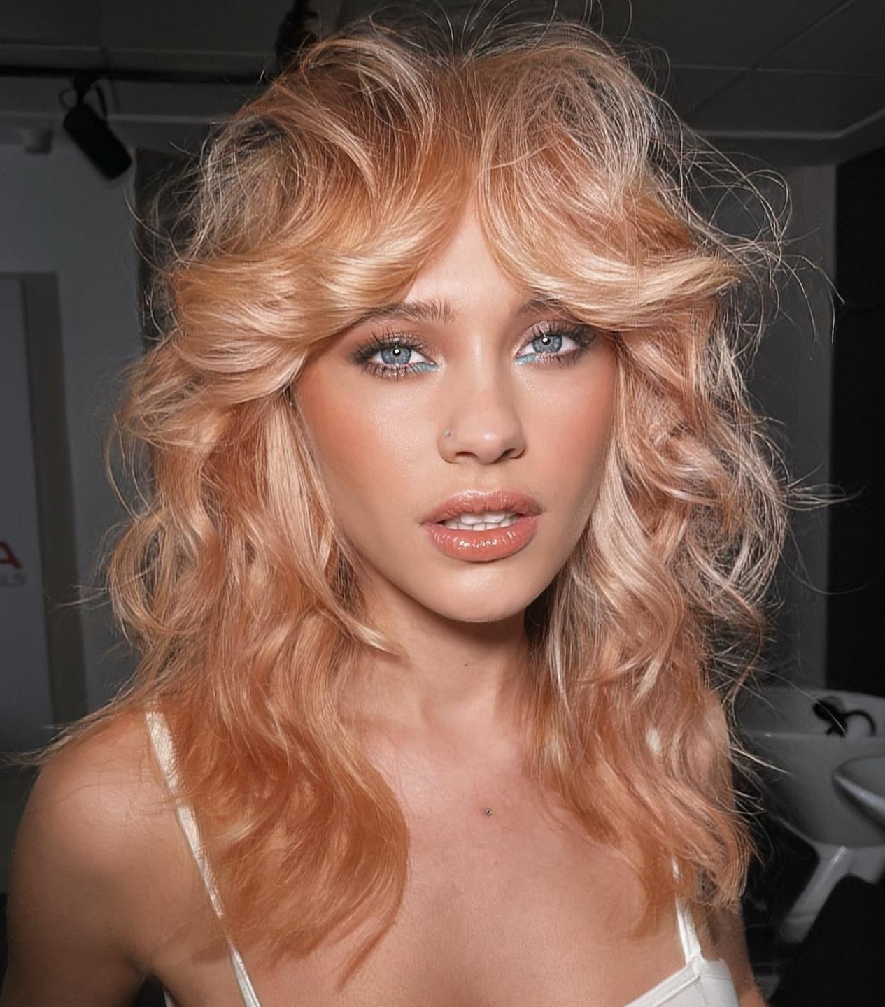 Disheveled Layered Hairstyle with Waves