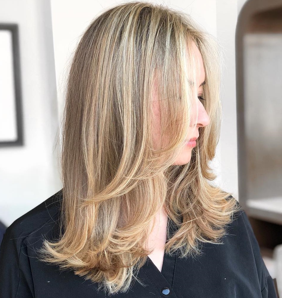 Medium Haircut With Layers Around The Face