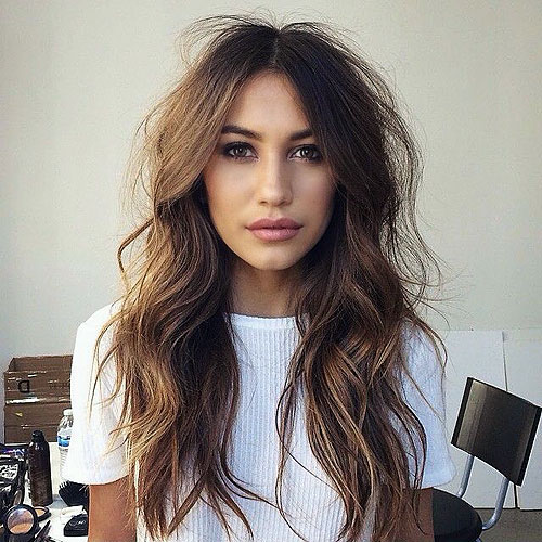 messy wavy hairstyle for long hair 