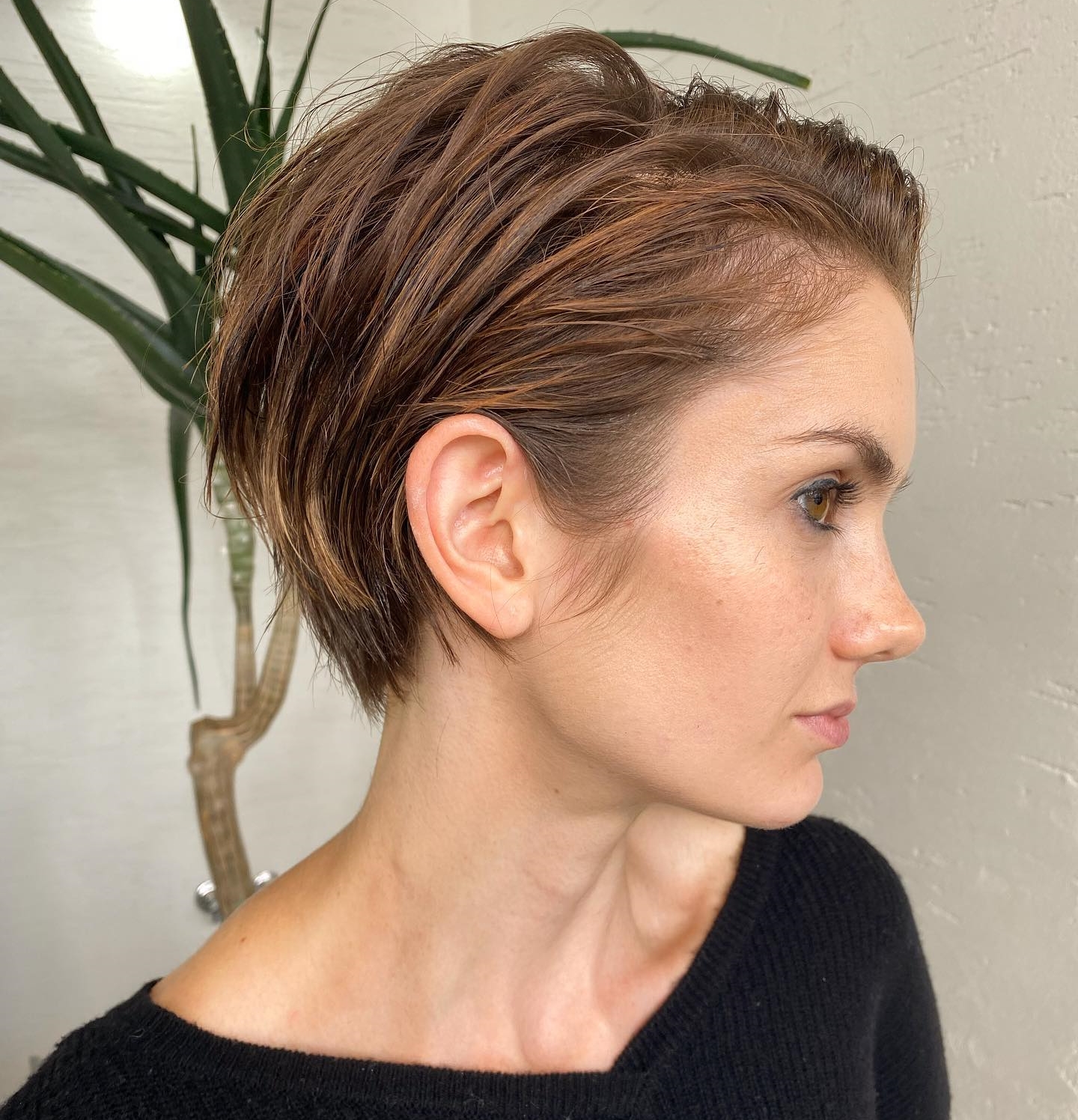 Corte Pixie corto peinado hacia un lado con efecto cabello mojado