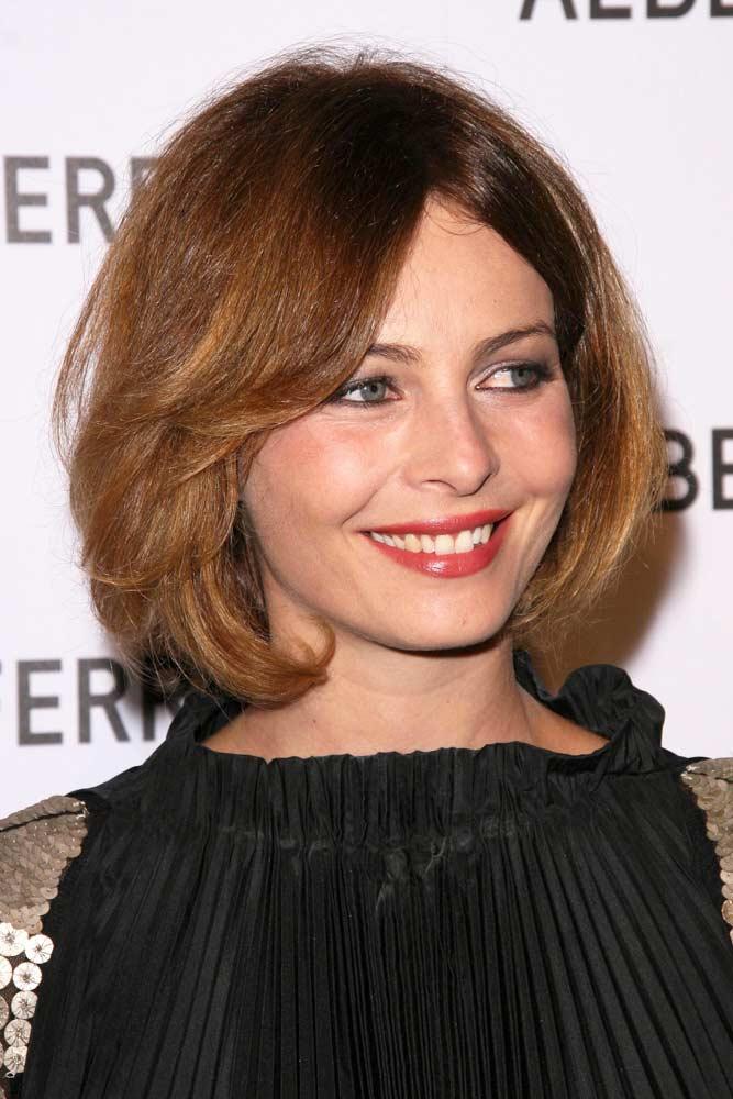 Straight Bob With Long Center Parted Bangs #mediumbob #mediumbobhaircuts #haircuts #bobhaircuts