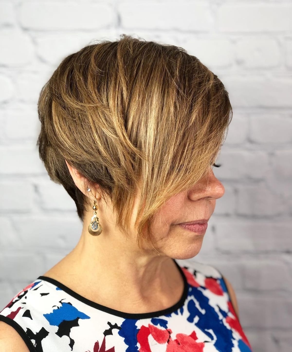 Pixie balayage para mujeres mayores de 60 años.