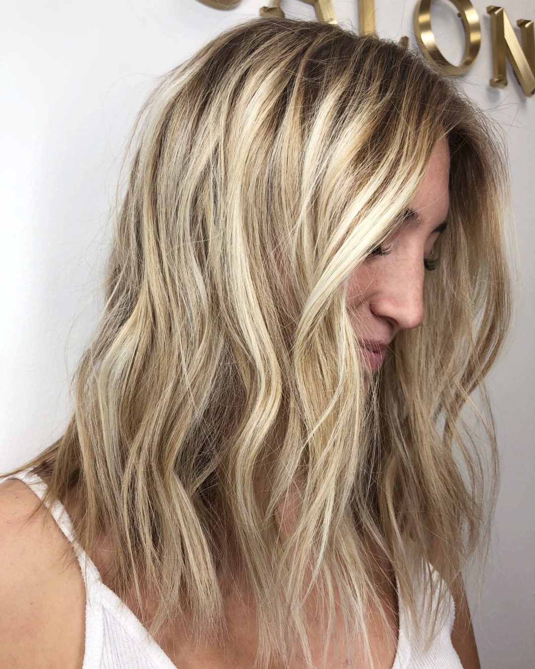 Blonde Medium Hairstyle for Wavy Thick Hair