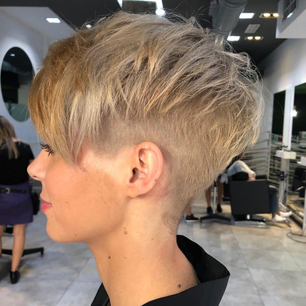 Edgy shaggy pixie wit undercut