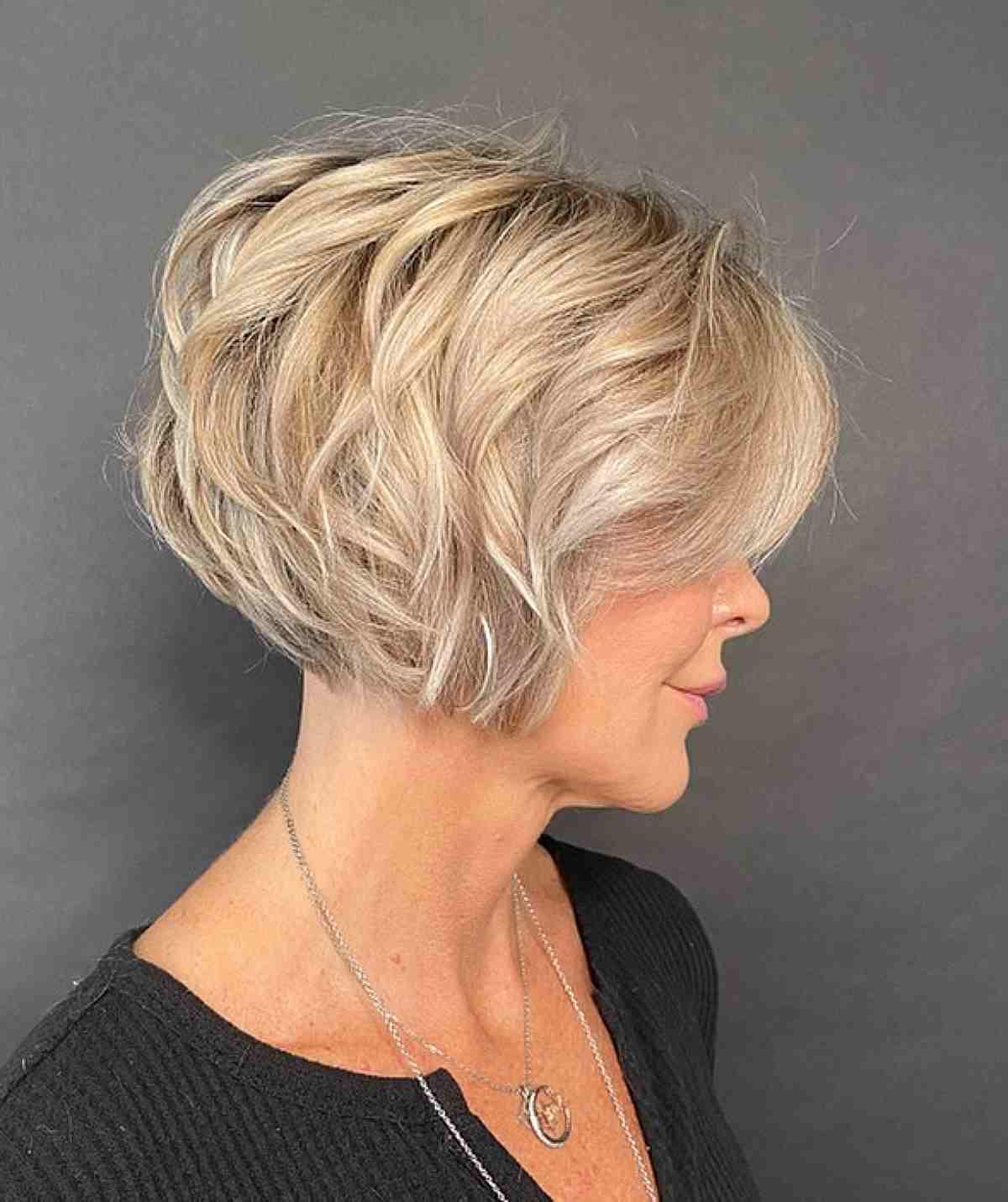 Jaw-Length Short A-Line Wavy Hair with Side Bangs