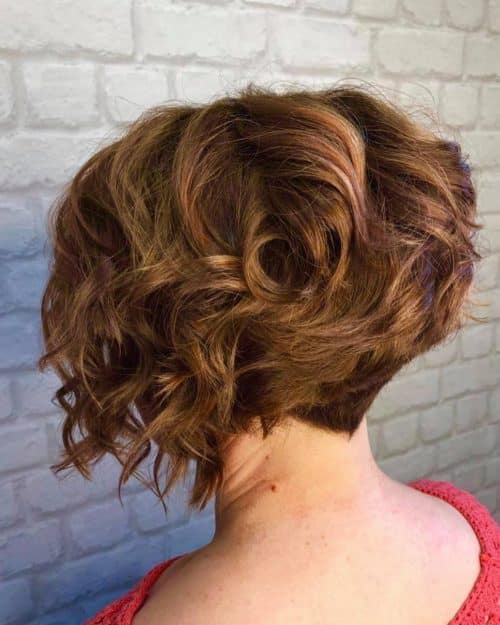 Short wavy graduated bob