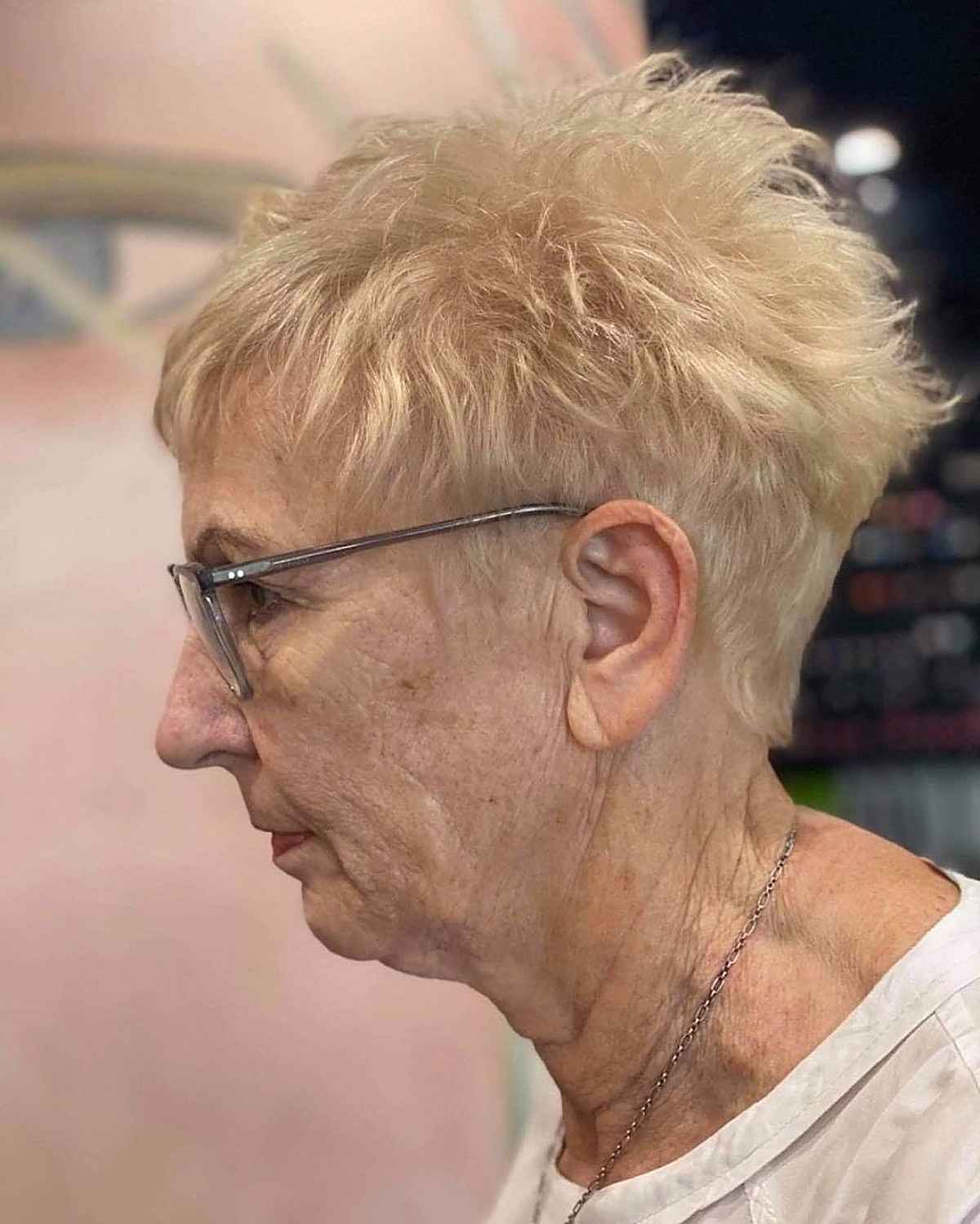 Corte de duendecillo texturizado para mujeres mayores con anteojos