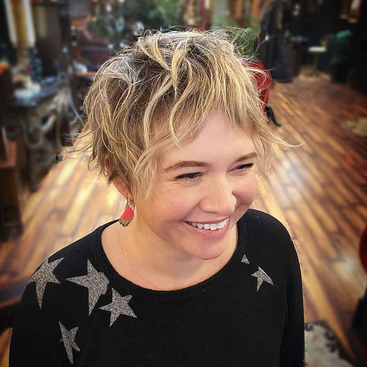 Pixie Shag texturizado con flequillo que enmarca la cara