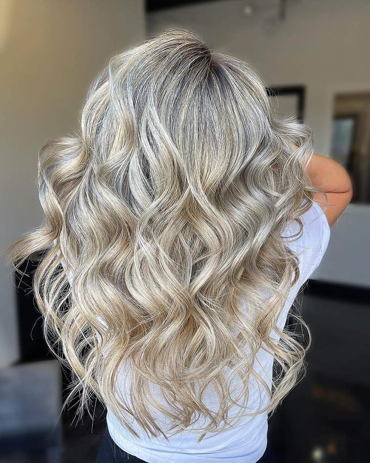 wavy long blonde hairstyle