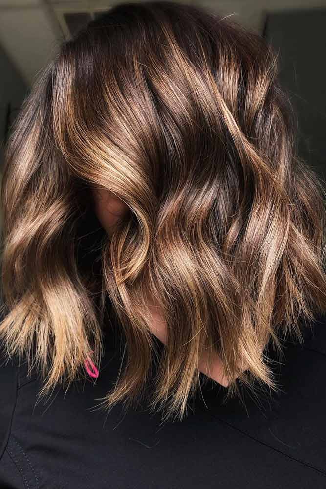 trendy-medium-length-hairstyles-for-thick-hair-wavy-chocolate-lob-caramel-highlights