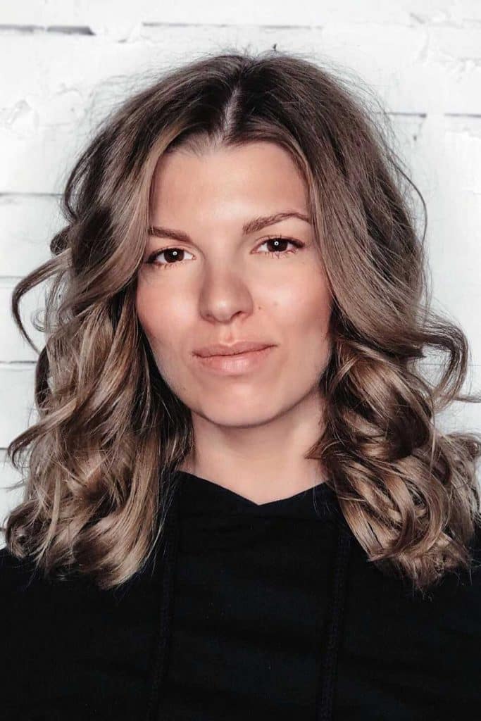Wavy Medium Hairstyle With Middle Part #mediumhair #mediumhairstyles