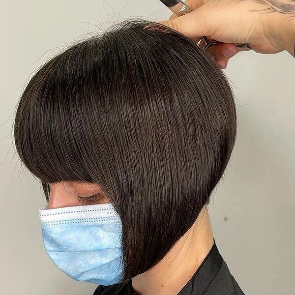 una niña con camisa negra y mascarilla