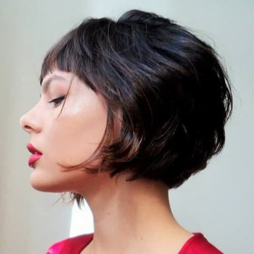 una mujer vestida con una blusa roja