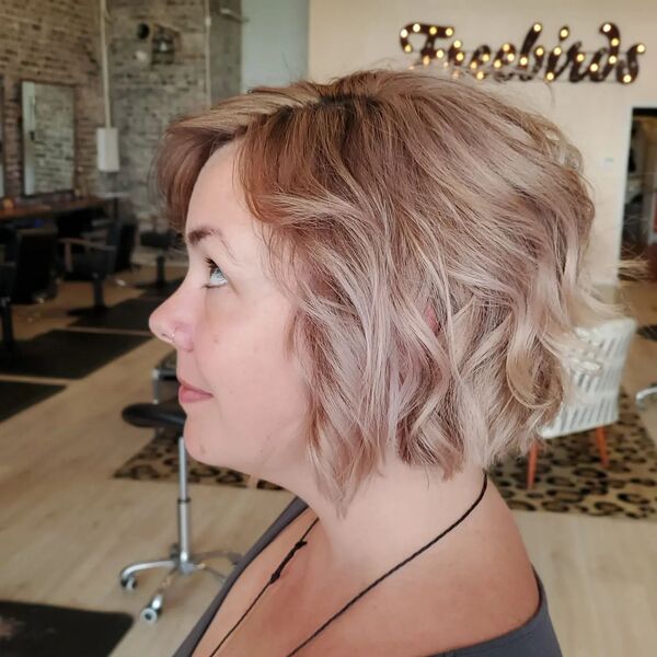 Choppy bob - a woman inside a salon