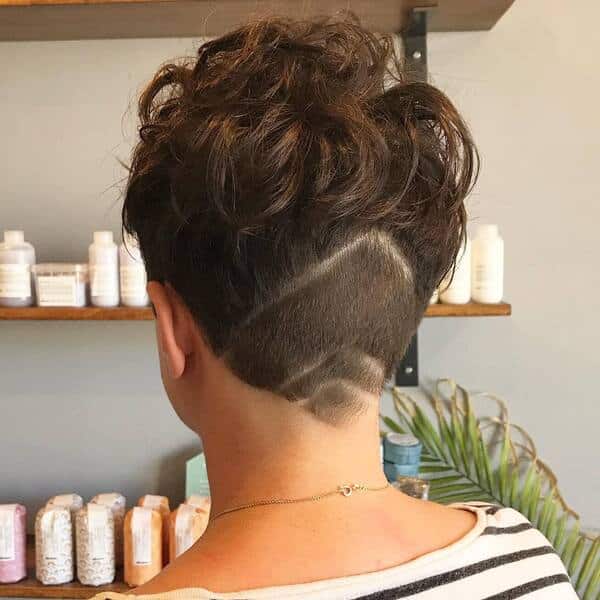 Diseñado Undercut: una mujer con un top a rayas