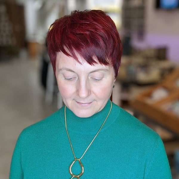 Edgy Red Pixie: una mujer con un top verde azulado