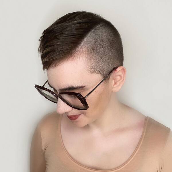 High Shave Edgy Pixie: una mujer vestida con mangas largas en tono piel