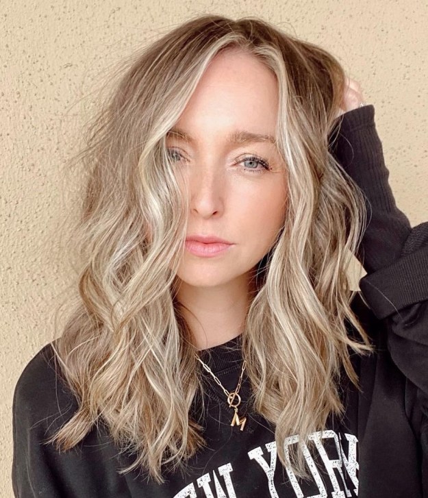 Natural Blonde Hairstyle with Highlights and Lowlights
