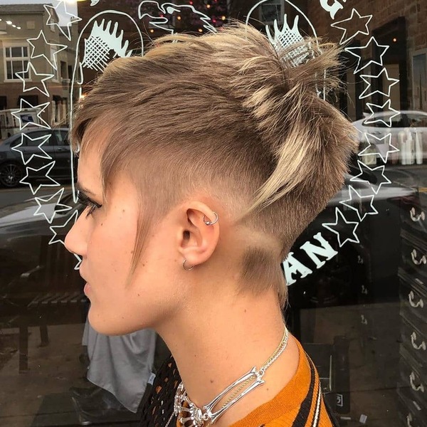 Retro Cut: una mujer con joyas de plata punk