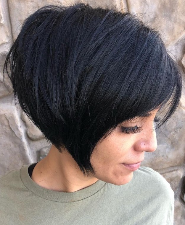 Bob corto con flequillo en capas para cabello grueso