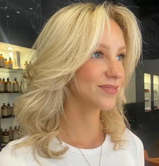 Airy Blonde Collarbone-Length Haircut