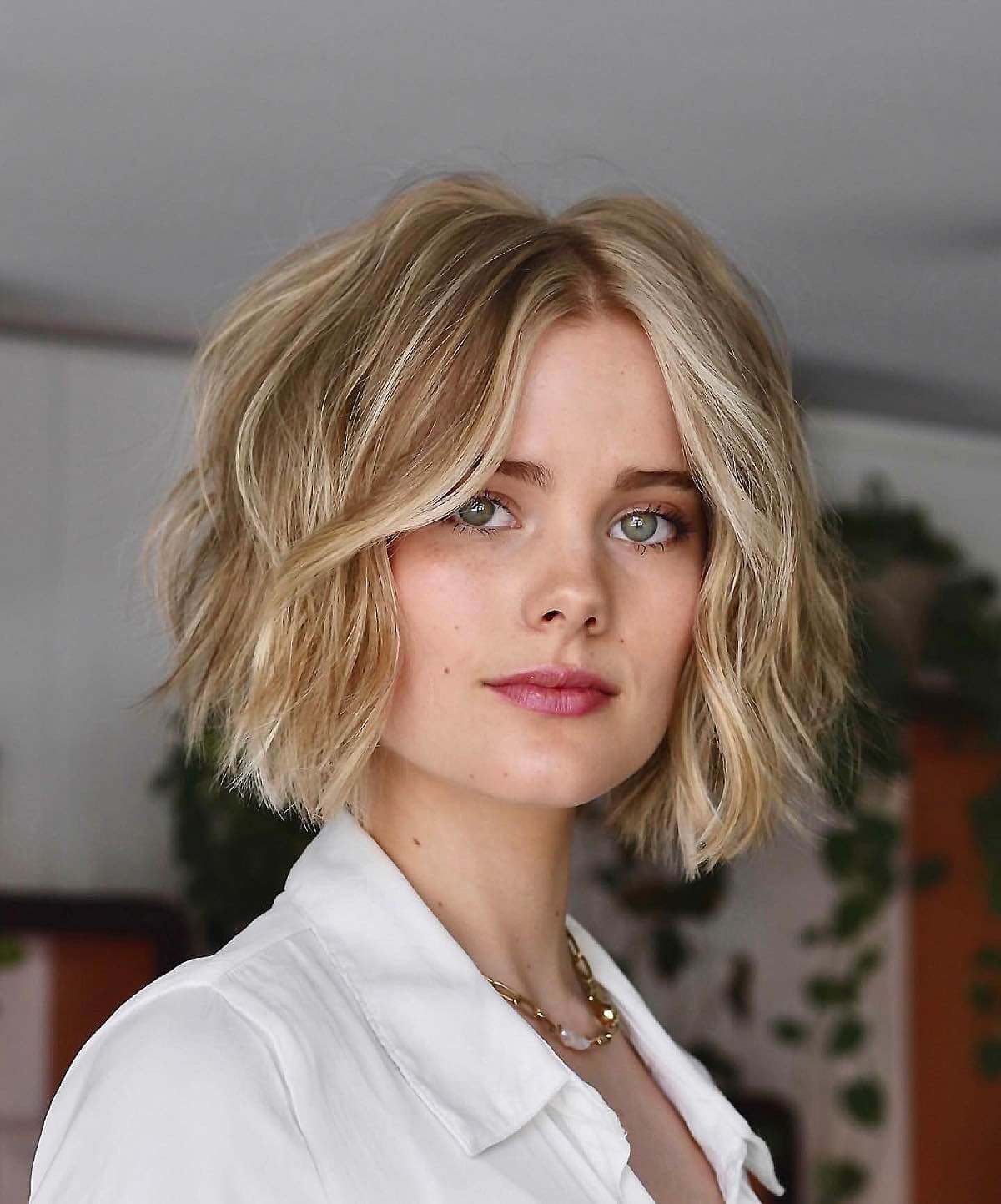 wavy short bob with blonde highlights